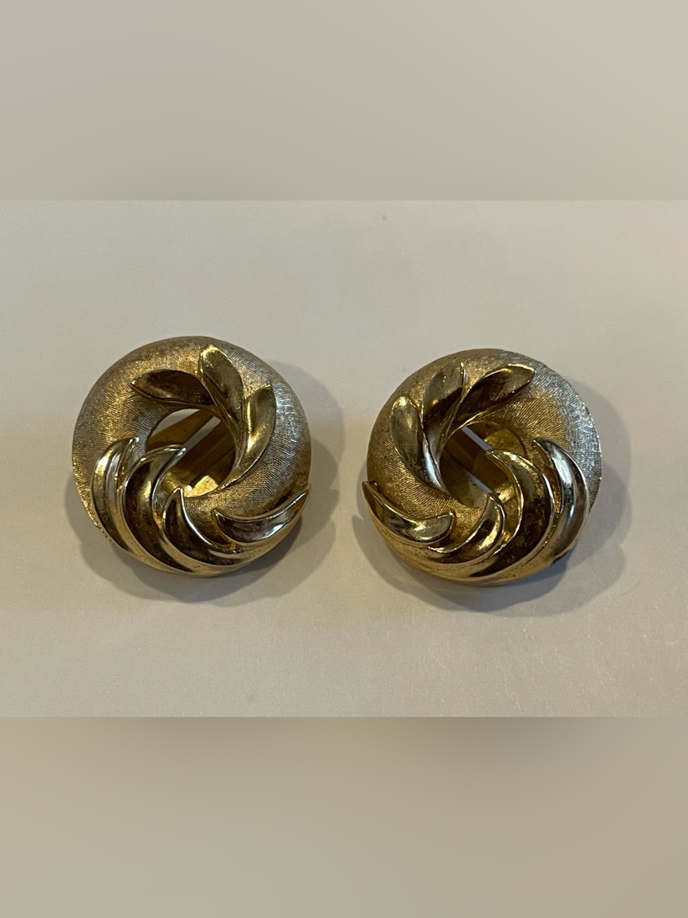 Vintage Gold Tone Signed Crown Trifari Clip on Earrings #9737 ❤️‍🔥